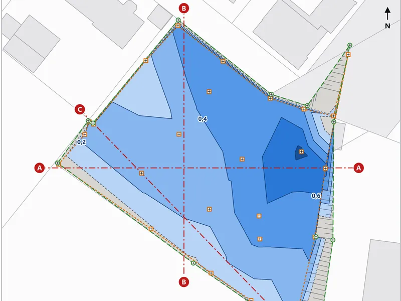 Sanddickenplan und Querprofil: Farbflächen in fünf Blaustufen zeigen die Dicke des einzubauenden Sandes, darunter ein Querprofil mit Urgelände, Planum und Auskofferung.